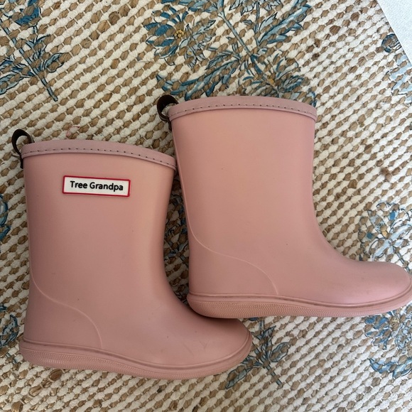 Tree Grandpa - Pink Rainboots - Picture 4 of 8